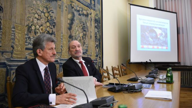 Posłowie PiS Stanisław Piotrowicz (L) i Antoni Macierewicz (P), podczas posiedzenia Zespołu Parlamentarnego ds. Zbadania Przyczyn Katastrofy TU-154 M z 10 kwietnia 2010 r.