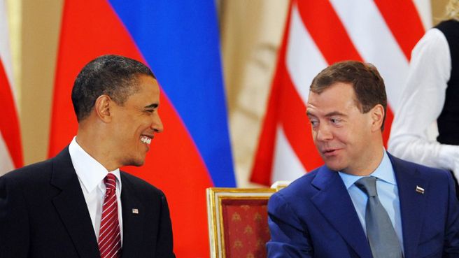 Barack Obama i Dmitrij Miedwiediew w 2010 r., podczas podpisywania nowego układu START. Czas współpracy zastąpił czas nieufności.