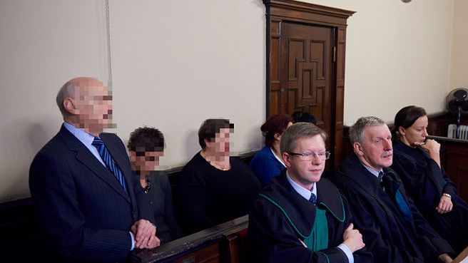 Proces pięciu osób - dwóch lekarek, dwóch pielęgniarek i b. dyrektora szpitala - oskarżonych ws. dokonanej w 2010 r. operacji powiększenia piersi, po której obywatelka Szwecji doznała ciężkiego uszkodzenia mózgu