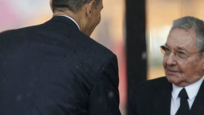 Historyczny uścisk dłoni Baracka Obamy i Raula Castro podczas pogrzebu Nelsona Mandeli