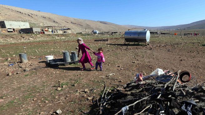 Jazydzkie dzieci - wewnętrzni uchodźcy, którzy schronili się w pobliżu góry Sindżar