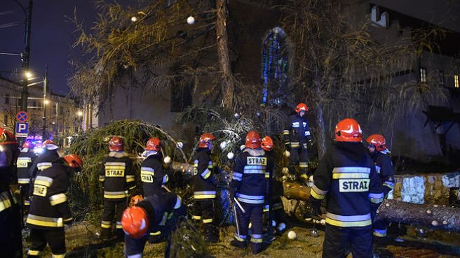 W sobotę wiatr przewrócił choinkę pod Oknem Papieskim w Krakowie