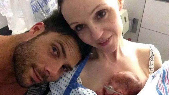 Katie Amos, Lee Johnston i ich syn Dax