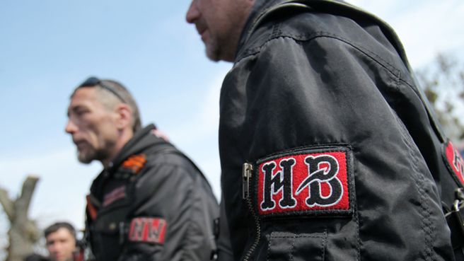 Motocykliści z klubu Nocne Wilki Kaliningrad podczas uroczystości z okazji 70. rocznicy zakończenia II wojny światowej, na cmentarzu wojennym w Braniewie
