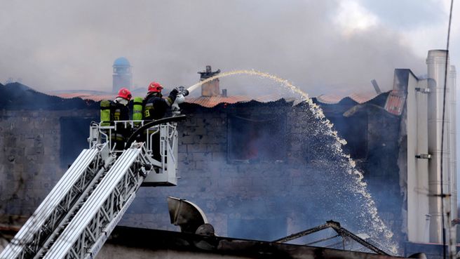 Strażacy gaszą pralnię w Będzinie