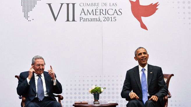 Raul Castro i Barack Obama w czasie kwietniowego spotkania