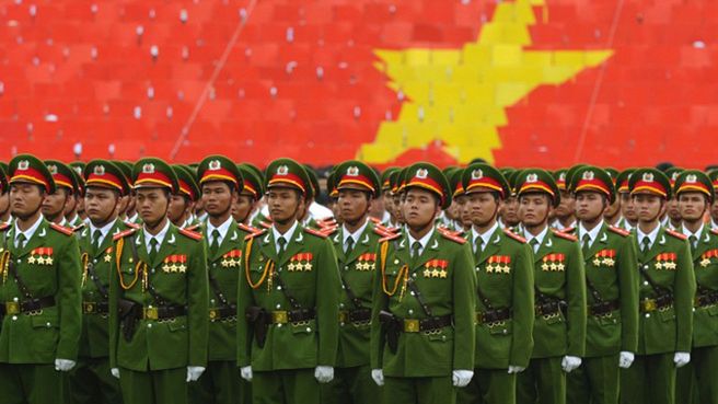 Służby mundurowe na paradzie w Wietnamie