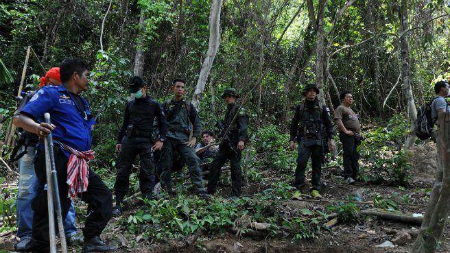 Ekshumacja w obozie przemytników ludzi w Tajlandii