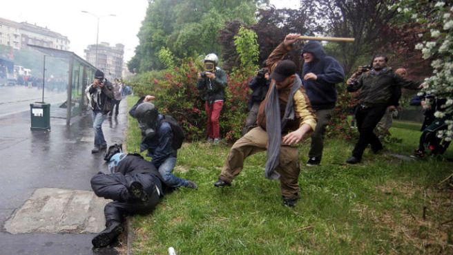 Demonstrant atakuje leżącego policjanta