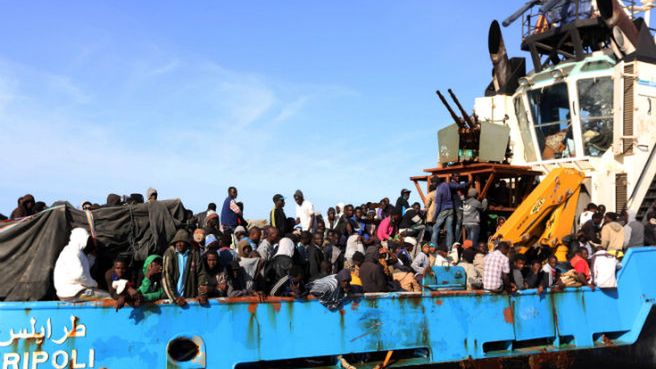 Imigranci przechwyceni przez jednostkę libijskiej straży wybrzeża na Morzu Śródziemnym