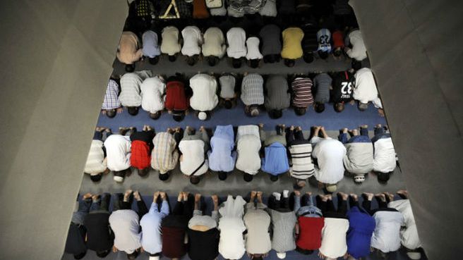 Muzułmanie w czasie modlitwy