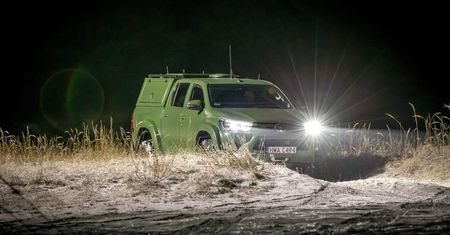 Migranci płynęli pontonem. Pomogły im służby białoruskie