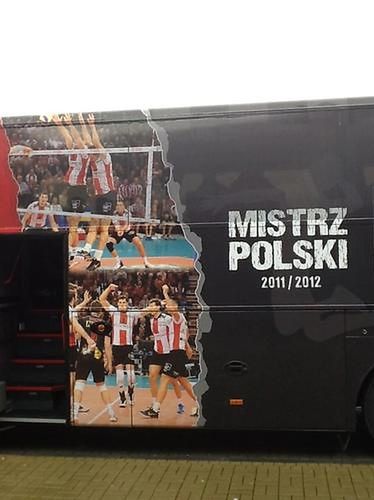 Z boku autokaru widnieje duży napis "Mistrz Polski".