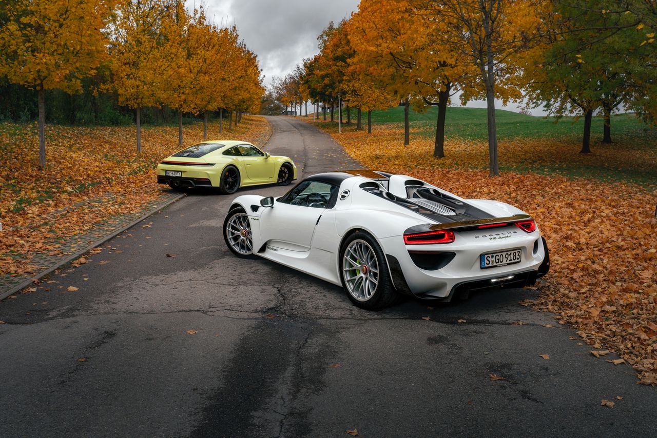 Porsche 918 Spyder vs Porsche 911 Carrera 4 GTS (2025)