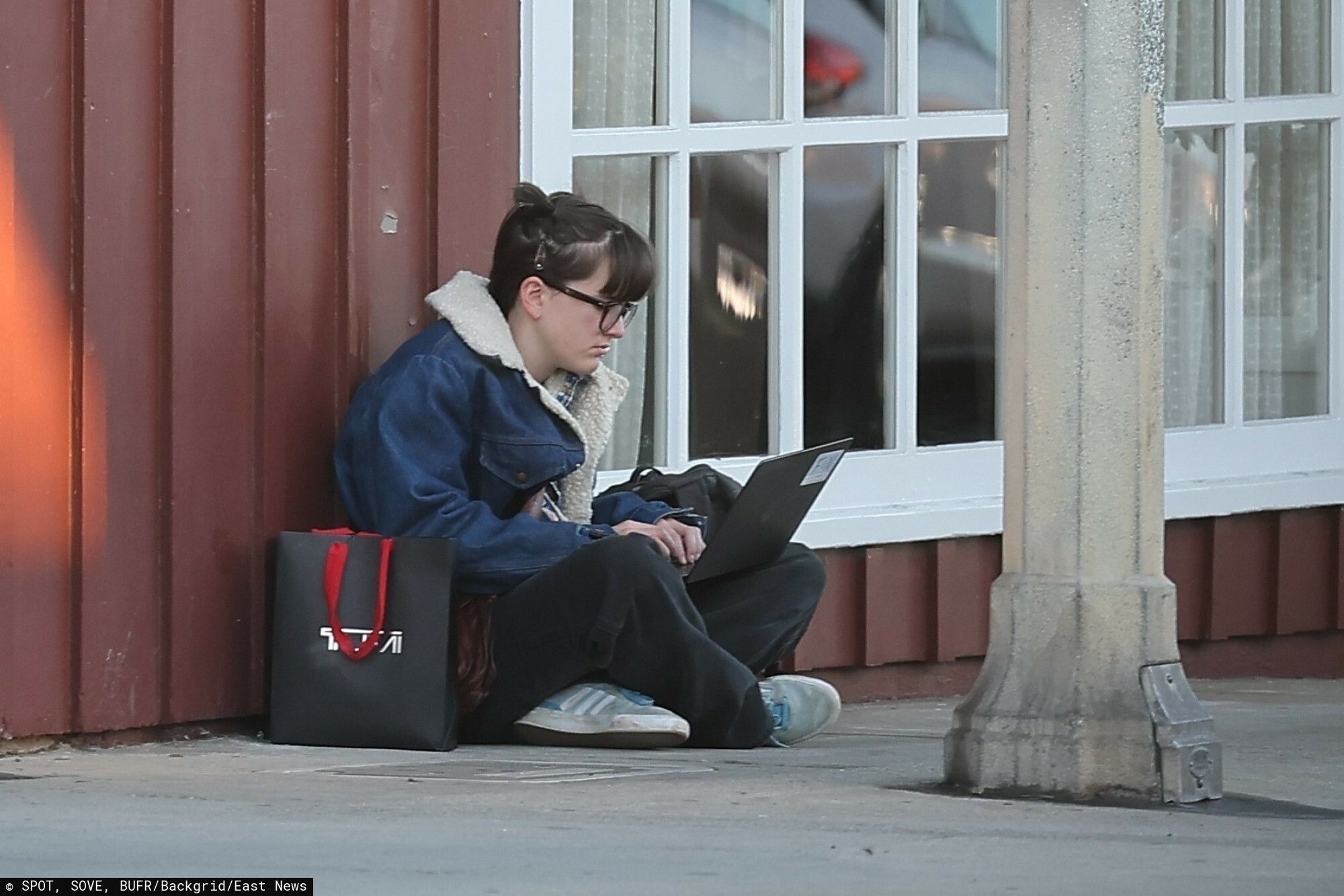 Fin Affleck gra na ulicy 