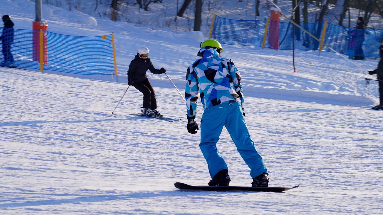 Narty czy snowboard? Który ze sportów zimowych wybrać?