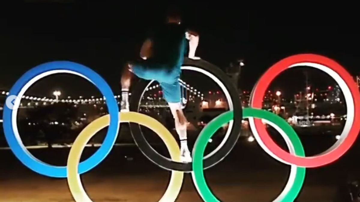 Zdjęcie okładkowe artykułu: Instagram / piotr.lisek.pv / Na zdjęciu: Piotr Lisek wspina się na kółka olimpijskie