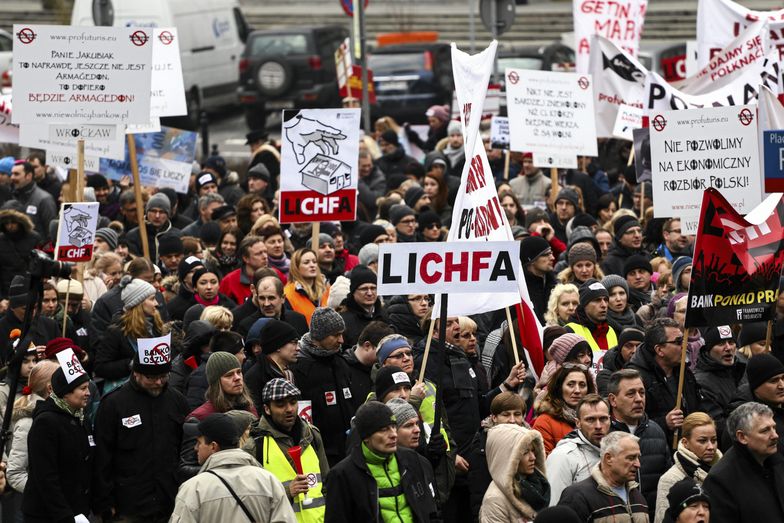 Manifestacja Frankowiczow
28.02.2015 Warszawa . Manifestacja frankowiczow domagajacych sie reakcji bankow i rzadu w sprawie kursu franka Szwajcarskiego . 
Fot. Adam Stepien / Agencja Wyborcza.pl
Fot. Adam Stepien / Agencja Wyborcza.pl
manifestacja, frank szwajcarski, bank, kredyt, kurs, waluta, /FR/, frankowicze, protest