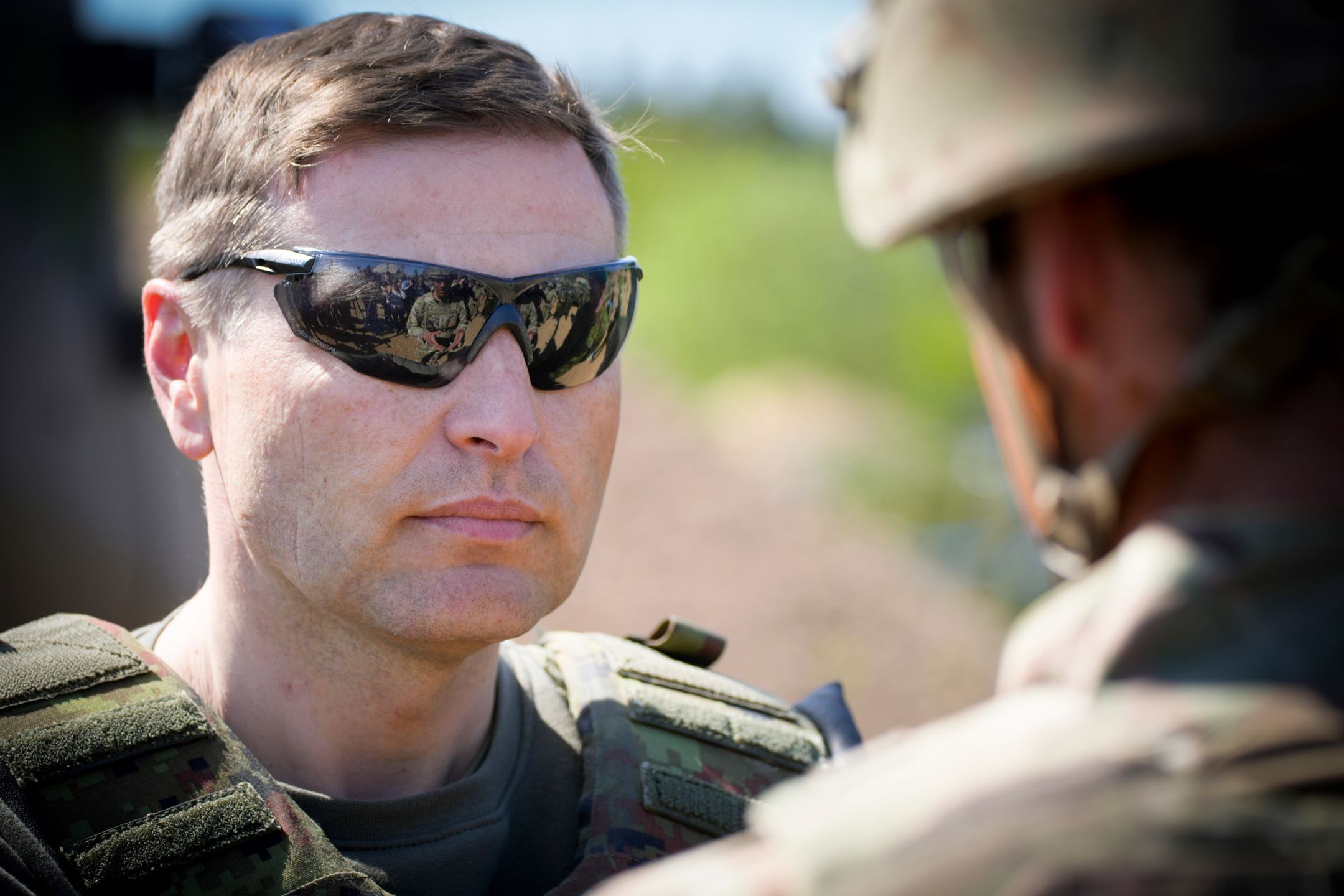 Hanno Pevkur rozmawia z brytyjskim oficerem podczas ćwiczeń NATO w okolicach miejscowości Tapa, maj 2023 roku