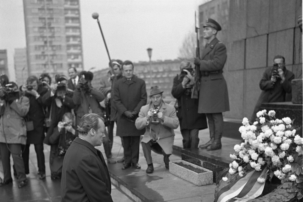 7 grudnia 1970 roku kanclerz Niemiec Willy Brandt, podczas pierwszej oficjalnej wizyty w Polsce uklęknął przed pomnikiem Bohaterów Getta (PAP,  Stanisław Czarnogórski)