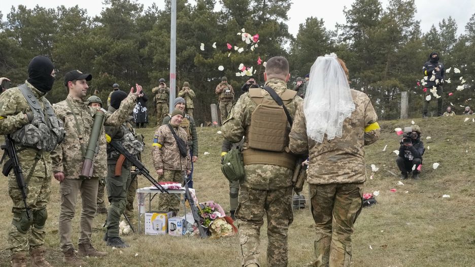Wojenne ?luby w Ukrainie
Ukrainian volunteers throw rose petals over newly married members of the Ukrainian Territorial Defence Forces Lesia Ivashchenko and Valerii Fylymonov, on their wedding ceremony at a checkpoint in Kyiv, Ukraine, Sunday, March 6, 2022.  On Day 11 of Russia???s war on Ukraine, Russian troops shelled encircled cities, and it appeared that a second attempt to evacuate civilians from the besieged port city of Mariupol had failed due to continued violence. (AP Photo/Efrem Lukatsky)
AP