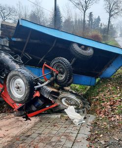 Urwane koło i przewrócony ciągnik. Kierowca trafił do szpitala