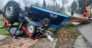 Urwane koło i przewrócony ciągnik. Kierowca trafił do szpitala