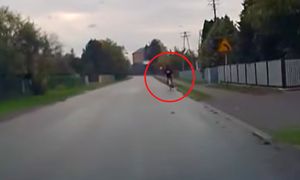 Jechał rowerem. I nagle coś takiego. "Kaptur, słuchawki"