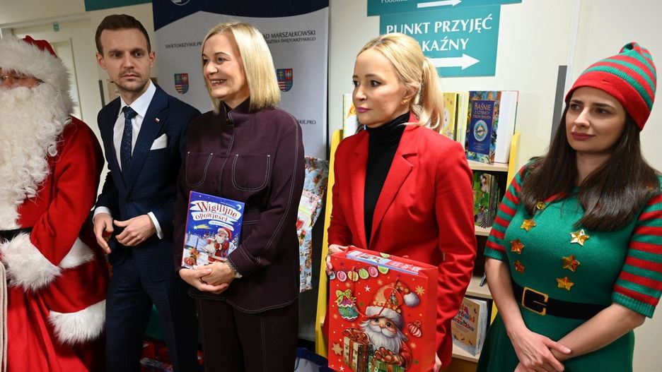 Razem z Mikołajem podarki dzieciom wręczyli marszałek Renata Janik, dyrektor Wojewódzkiej Biblioteki Publicznej w Kielcach Agnieszka Kuś, oraz dyrektor szpitala Marcin Martyniak.