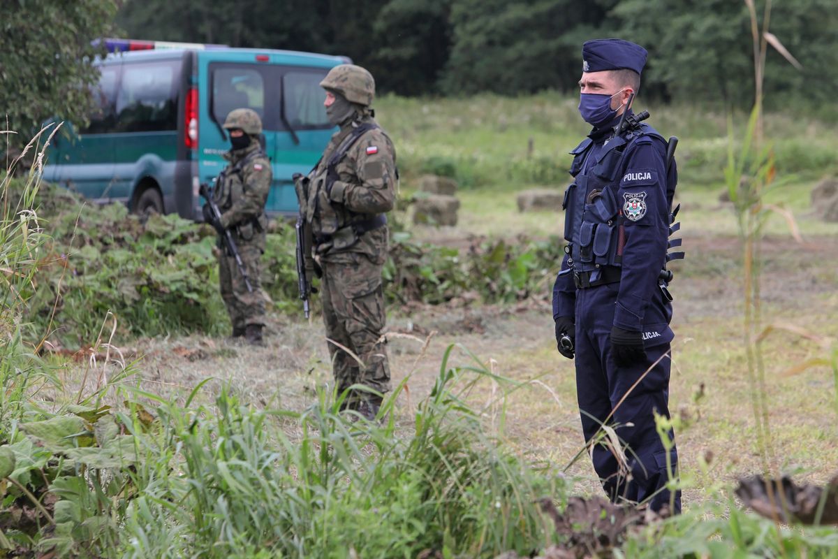 Policja i wojsko pilnują uchodźców na granicy polsko-białoruskiej 