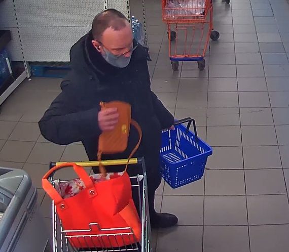 Sprawca kradzieży wykorzystał nieuwagę jednej z klientek i ukradł jej torebkę