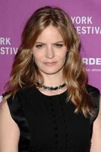 Jennifer Jason Leigh