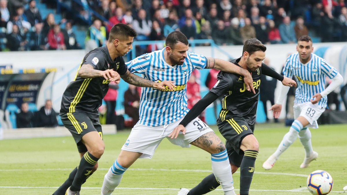 Andrea Petagna (w środku) oraz Mattia De Sciglio (z prawej) i Joao Cancelo (z lewej)