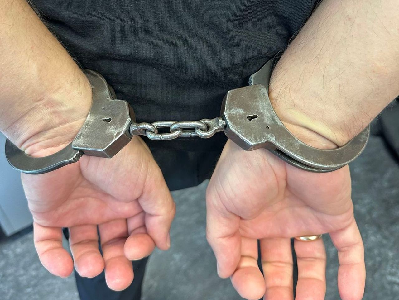 Agresywny klient w sklepie z elektroniką. Wyrwał telefon z ekspozycji i roztrzaskał laptopa