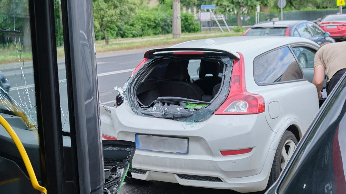 Kierowca trolejbusu uderzył w volvo