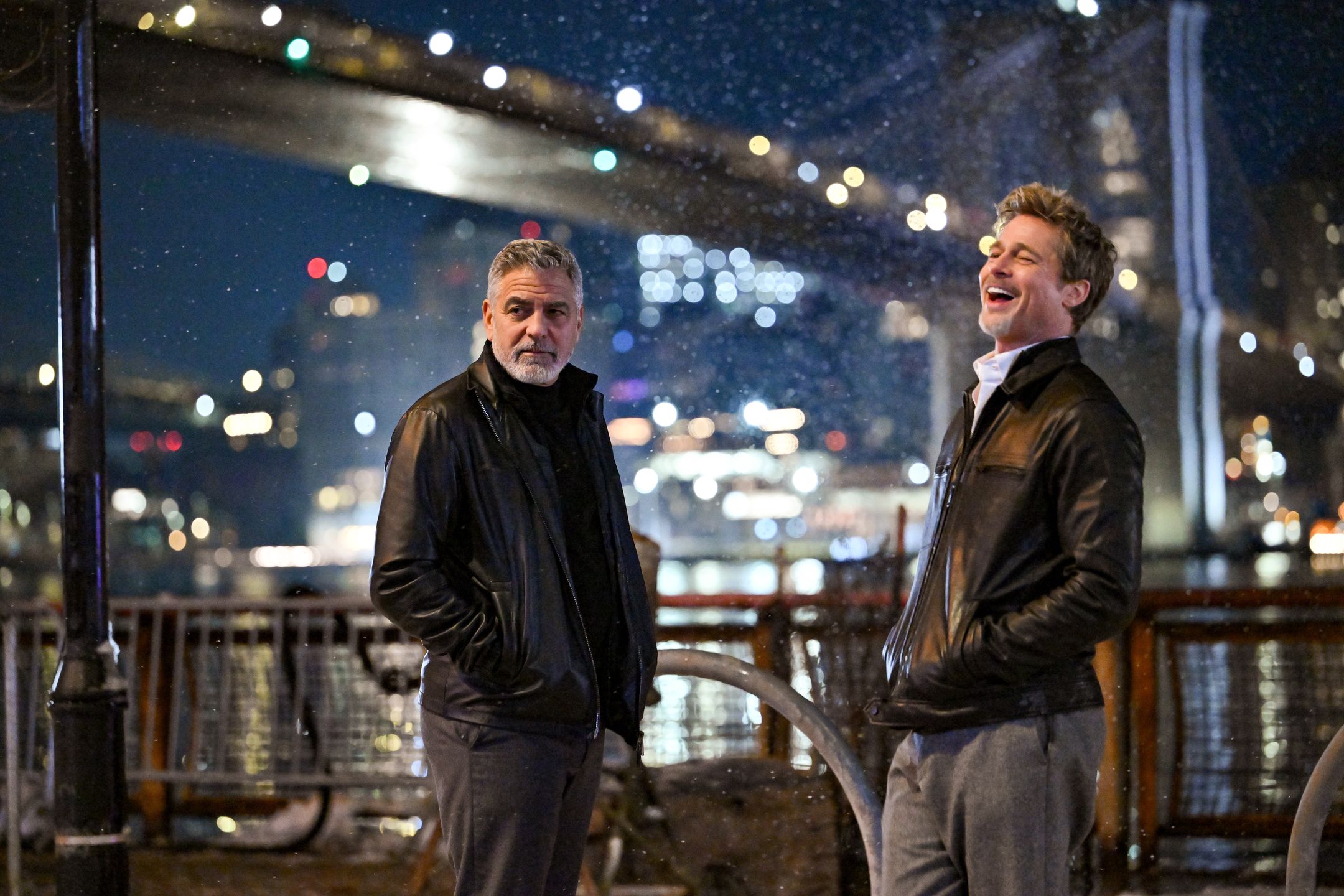 George Clooney i Brad Pitt na planie filmu "Wolves" Jona Wattsa
