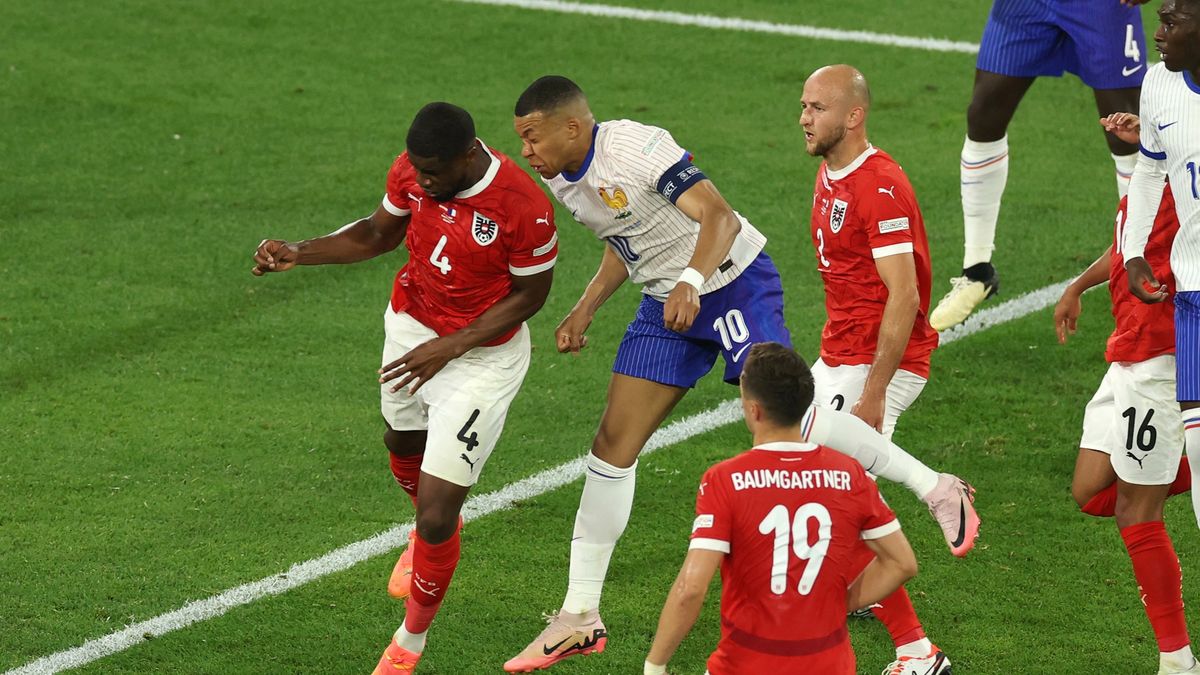 Getty Images / Lars Baron / Na zdjęciu: zderzenie Kyliana Mbappe z Kevinem Danso