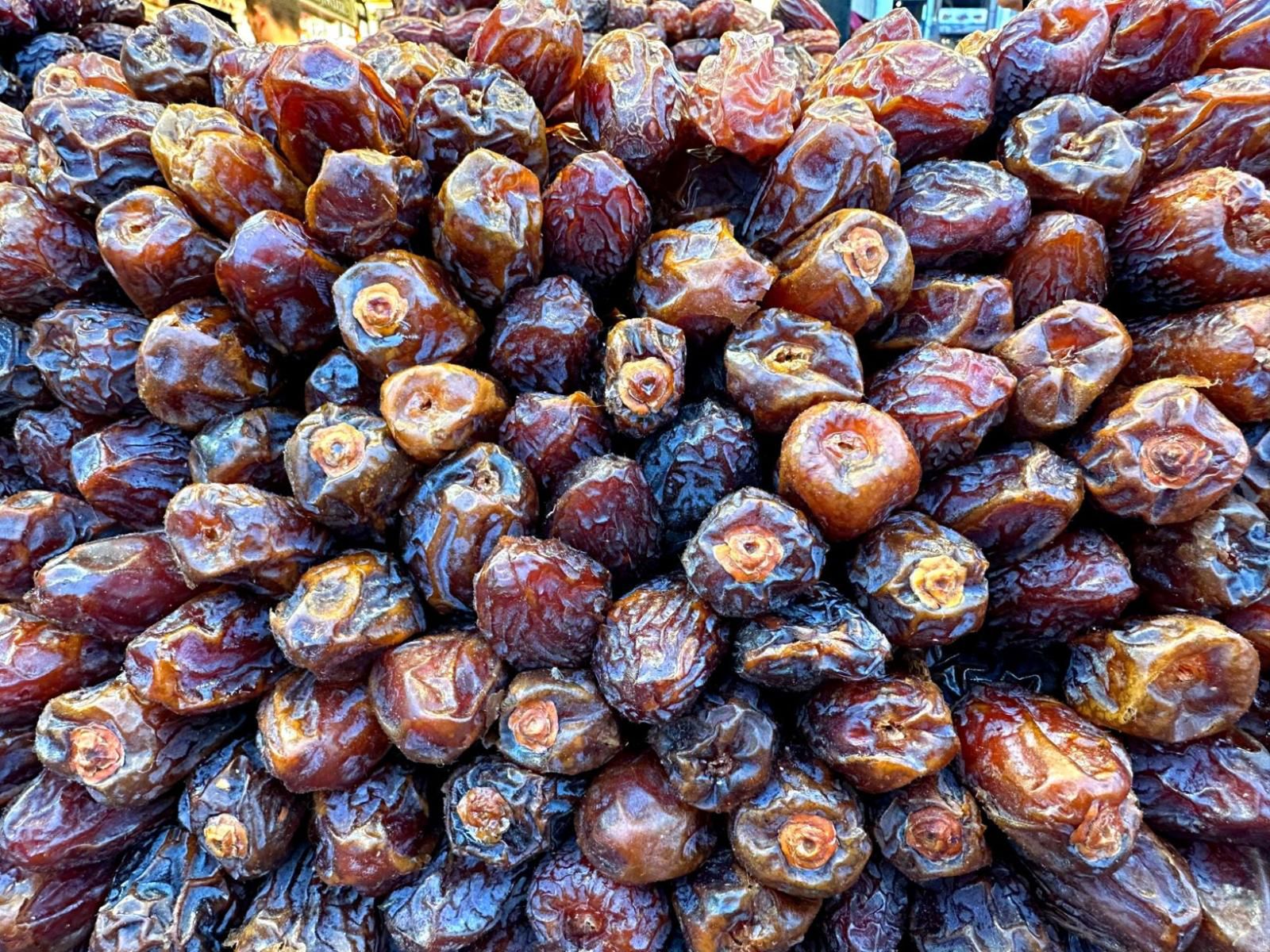 Daktyle są niezwykle wszechstronnym składnikiem kulinarnym, który może być wykorzystywany w szerokiej gamie dań, od słodkich po słone.