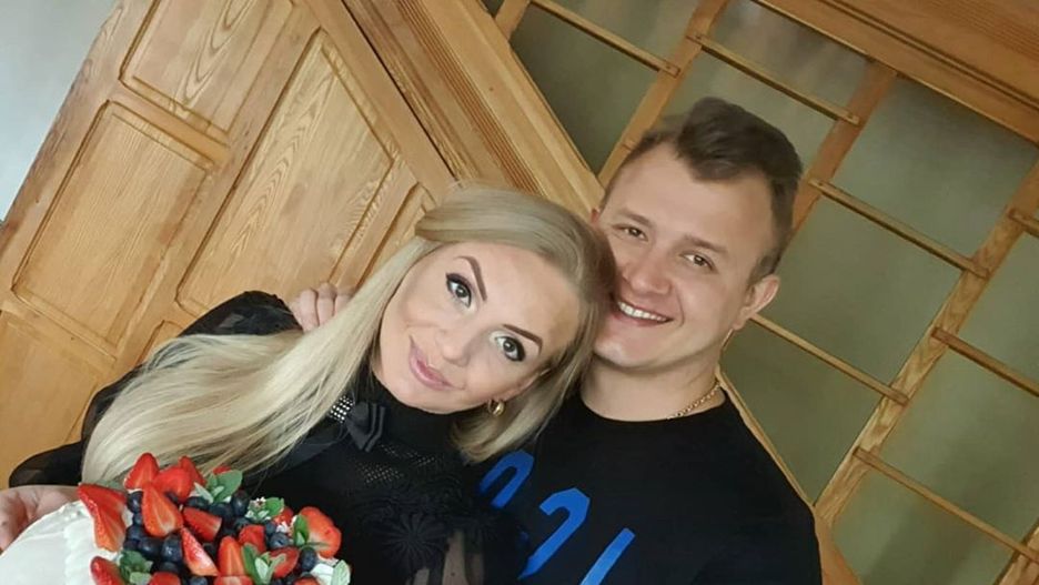 Dawid Narożny z partnerką