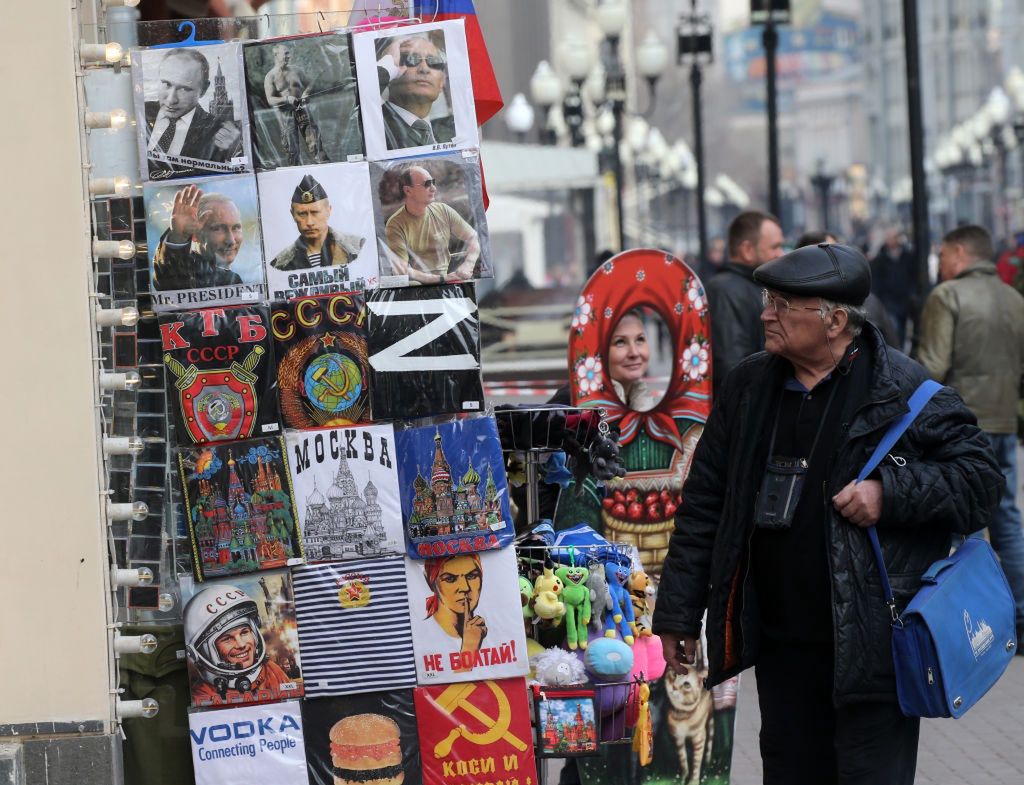 Na ulicach Moskwy można kupić koszulki z Putinem, sierpem i młotem oraz literą Z, czyli symbolem poparcia dla wojny 
