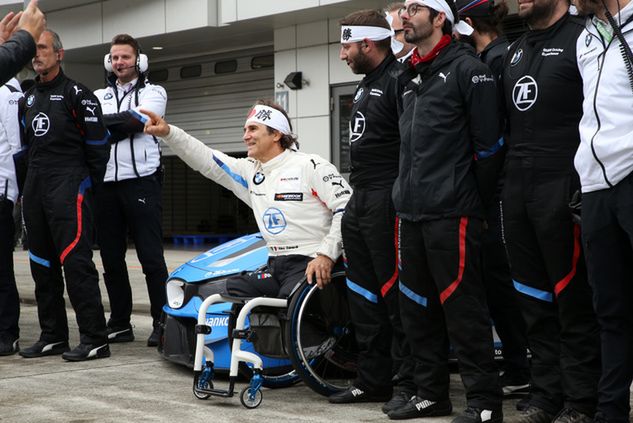 Zanardi razem z mechanikami BMW