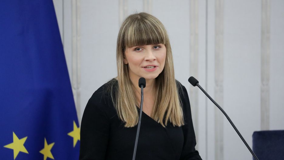 Warszawa, 30.11.2023. Kandydatka na urząd Rzecznika Praw Dziecka Monika Horna-Cieślak na sali obrad izby w Warszawie, 30 bm. Senatorowie zdecydują o wyrażeniu zgody na powołanie Moniki Horny-Cieślak na stanowisko RPD. Senat zajmie się też przepisami, które zakładają, że jeśli niedziela poprzedzająca pierwszy dzień Bożego Narodzenia przypada na 24 grudnia, to sklepy będą mogły handlować w dwie poprzedzające niedziele. (amb) PAP/Tomasz Gzell