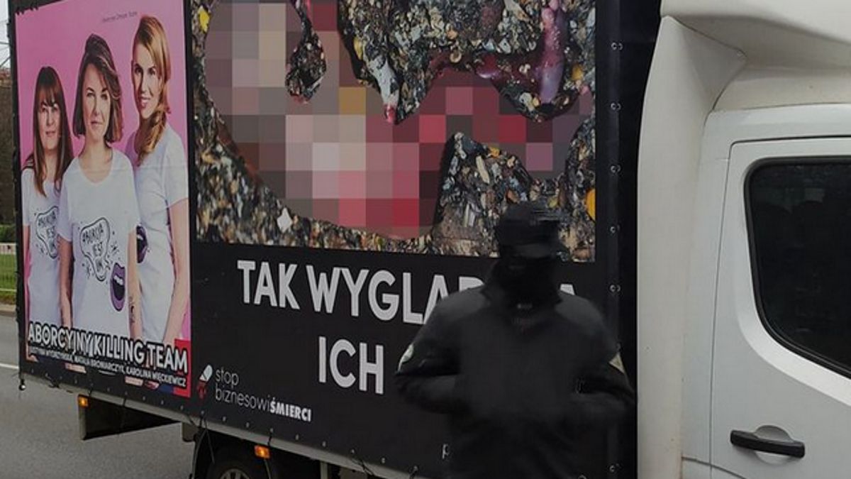 Kierowca płodobusa na jego tle