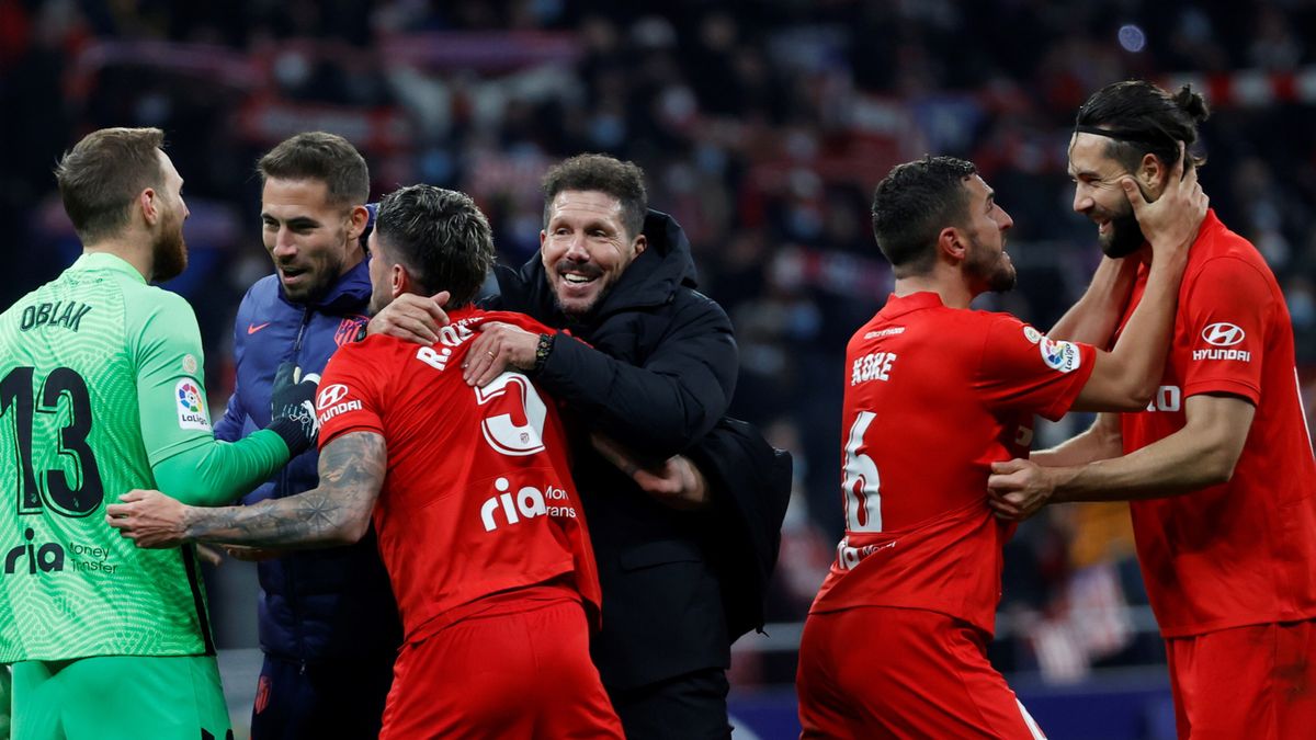 PAP/EPA / SEBASTIAN MARISCAL / Na zdjęciu: piłkarze Atletico Madryt cieszą się ze zwycięstwa z trenerem Diego Simeone