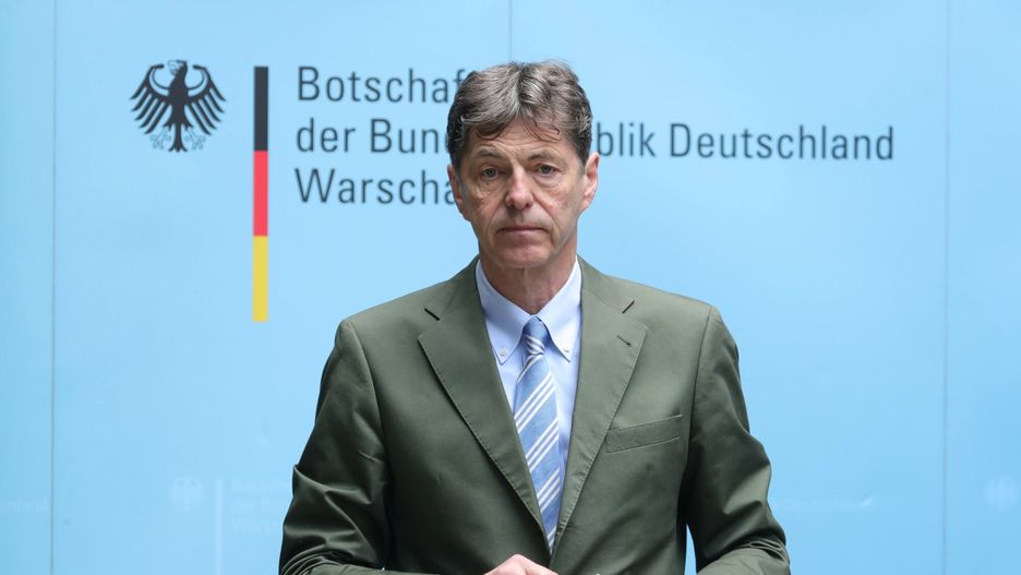 Ods?oni?cie figury misia Buddy BearFot. Piotr Molecki/East News, Warszawa, 01.06.2021. Ambasada Niemiec. Odsloniecie figury misia "Buddy Bear" - edycja specjalna: 30 lat polsko-niemieckiego Traktatu o dobrym sasiedztwie i przyjaznej wspolracy, z udzialem ambasadora Niemiec dr. Arndta Freytaga von Loringhovena (n/z).Piotr Molecki