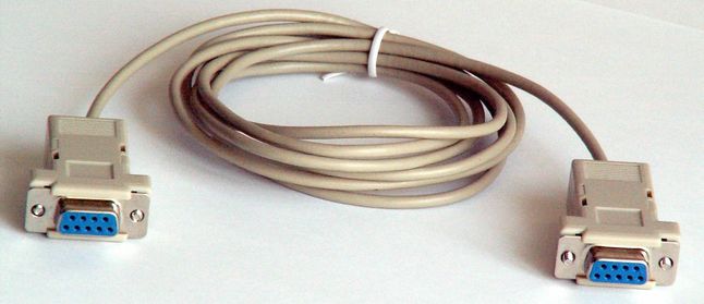 Kabel null-modem używany do połączenia dwóch komputerów bezpośrednio | Zdjęcie: wikipedia.org