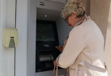 Wystarczy kilka sekund. Nowy sposób oszustów podczas wypłaty gotówki