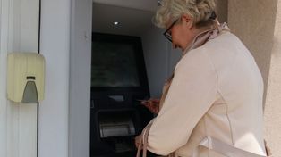 Wystarczy chwila nieuwagi. Tak działają, gdy wypłacasz gotówkę