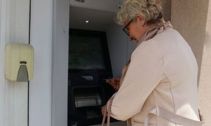 Wystarczy chwila nieuwagi. Tak działają, gdy wypłacasz gotówkę
