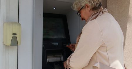 Wystarczy kilka sekund. Nowy sposób oszustów podczas wypłaty gotówki